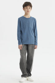 Polera azul petróleo para niño con texto Hawaii Sunset en relieve al frente de estilo casual y manga larga lisa
