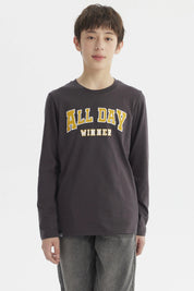 Polera niño marengo con texto ALL DAY WINNER en relieve amarillo al frente estilo casual sin estampa adicional