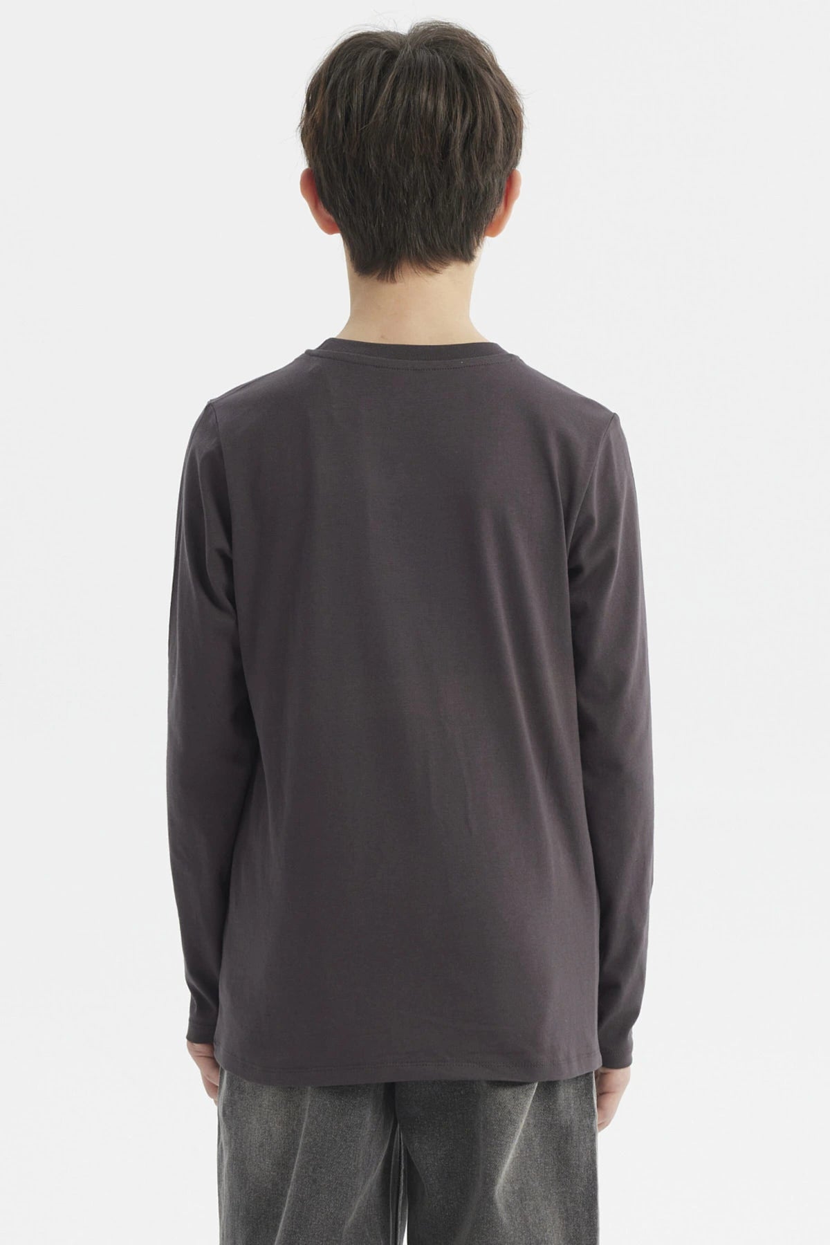 Polera niño marengo con texto ALL DAY WINNER en relieve amarillo al frente estilo casual sin estampa adicional