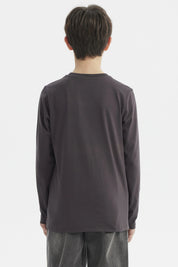 Polera niño marengo con texto ALL DAY WINNER en relieve amarillo al frente estilo casual sin estampa adicional