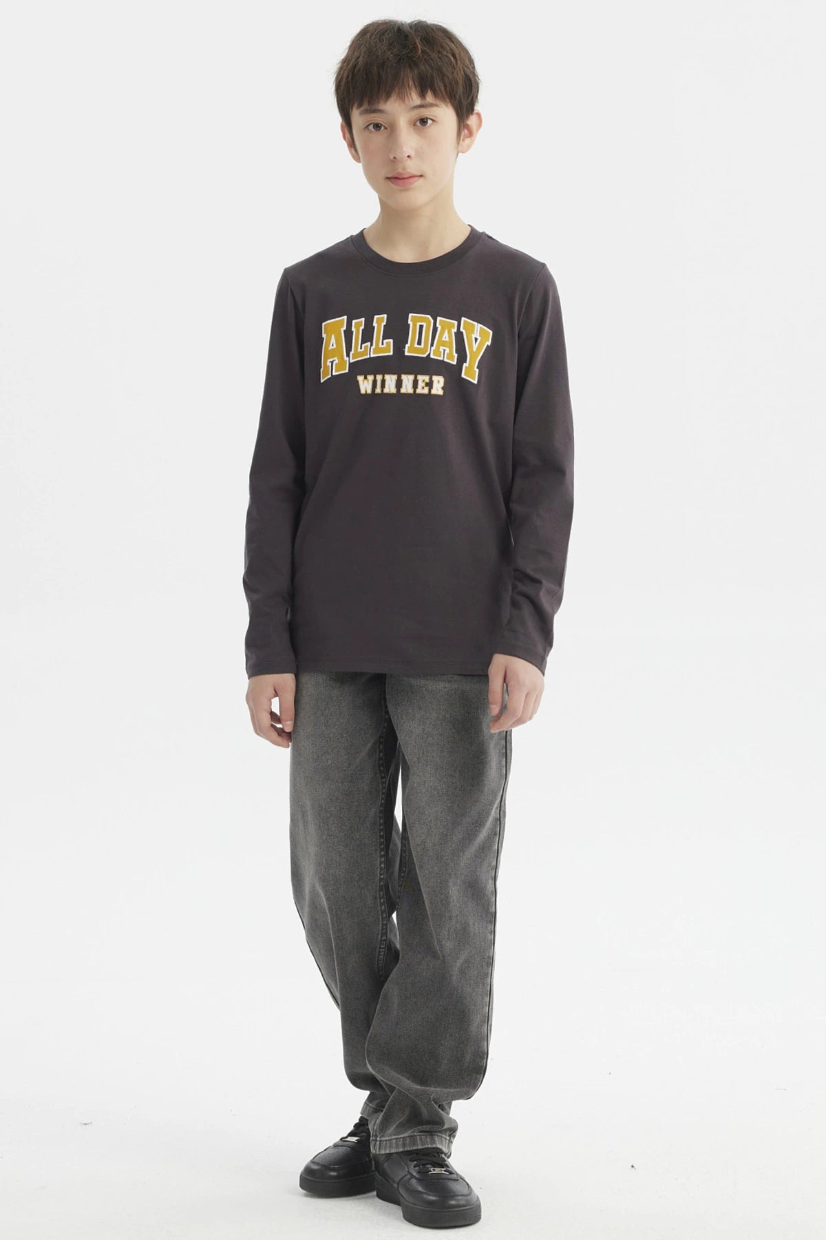 Polera niño marengo con texto ALL DAY WINNER en relieve amarillo al frente estilo casual sin estampa adicional