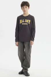 Polera niño marengo con texto ALL DAY WINNER en relieve amarillo al frente estilo casual sin estampa adicional