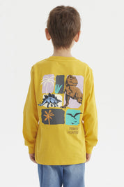 Polera niño mostaza con estampa de dinosaurio grande en el pecho estilo gráfico aventura en la jungla