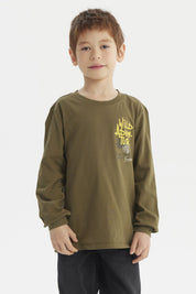 Polera verde militar para niño con texto Wild Adventure en amarillo en el pecho estilo casual y estampado pequeño