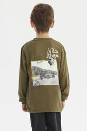 Polera verde militar para niño con texto Wild Adventure en amarillo en el pecho estilo casual y estampado pequeño