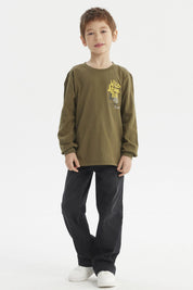 Polera verde militar para niño con texto Wild Adventure en amarillo en el pecho estilo casual y estampado pequeño