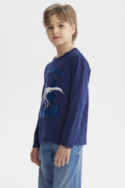 Polera azul oscuro para niño con estampa de dinosaurio esqueleto en el centro con texto Tyrannosaurus Roar 04 Danger