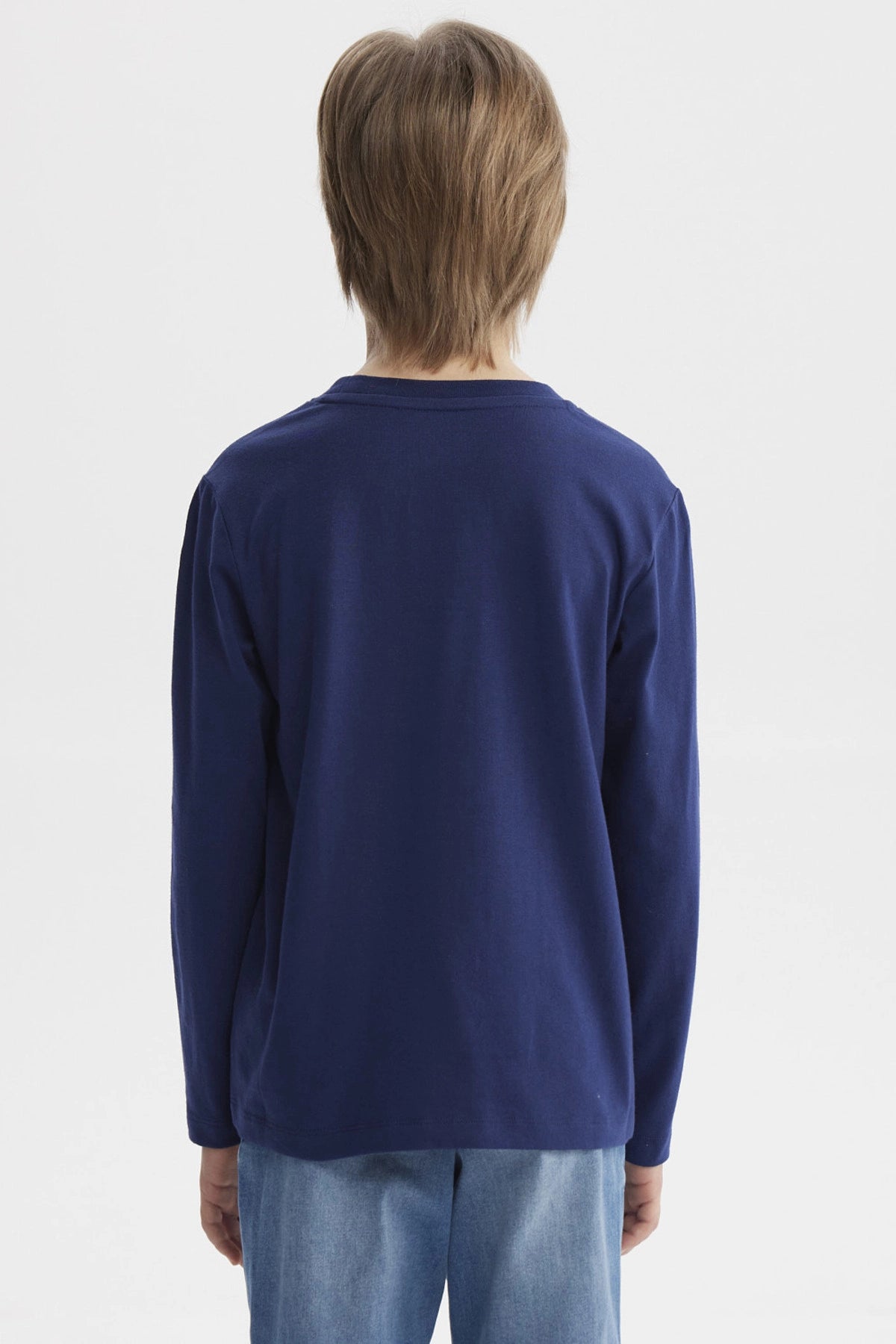 Polera azul oscuro para niño con estampa de dinosaurio esqueleto en el centro con texto Tyrannosaurus Roar 04 Danger