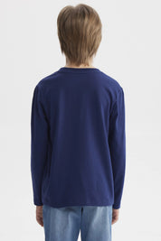 Polera azul oscuro para niño con estampa de dinosaurio esqueleto en el centro con texto Tyrannosaurus Roar 04 Danger