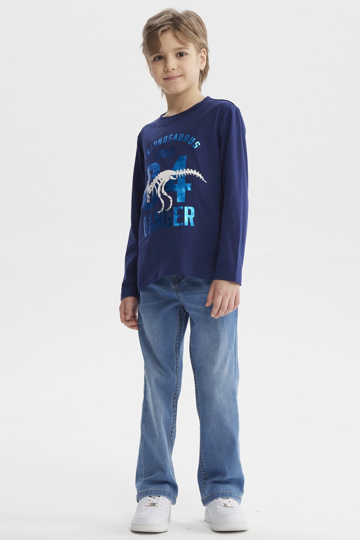 Polera azul oscuro para niño con estampa de dinosaurio esqueleto en el centro con texto Tyrannosaurus Roar 04 Danger