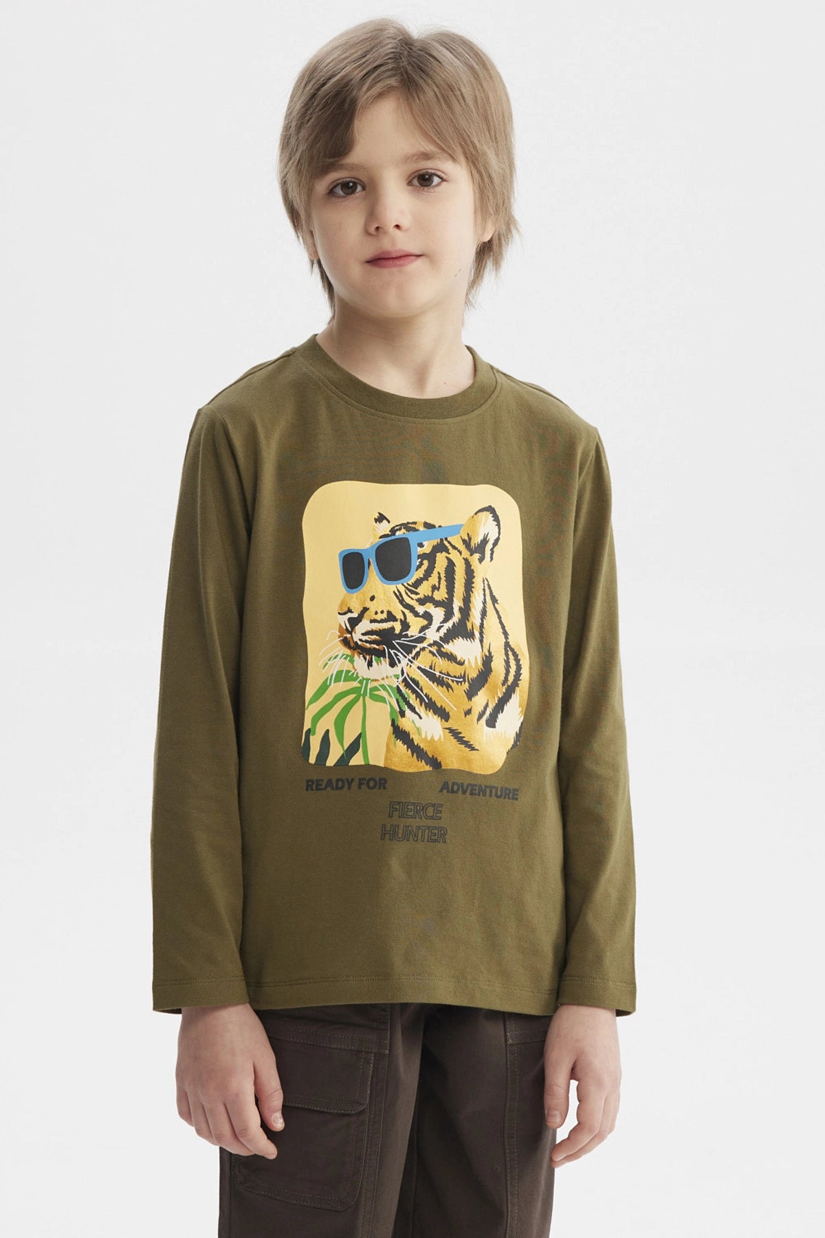 Polera de niño verde militar con estampado de tigre con gafas azules y texto Ready for Adventure Fierce Hunter en el pecho
