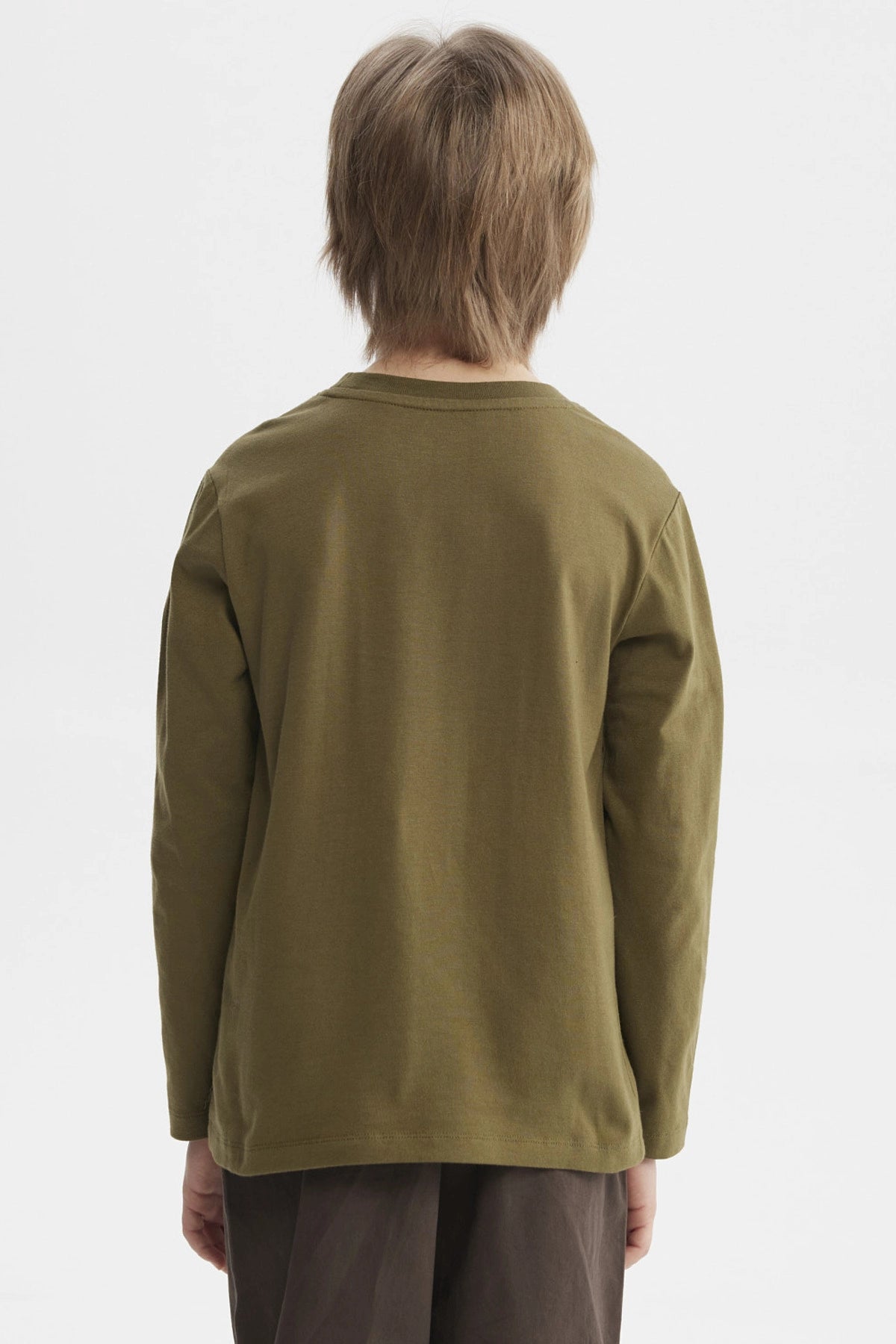Polera de niño verde militar con estampado de tigre con gafas azules y texto Ready for Adventure Fierce Hunter en el pecho