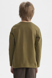 Polera de niño verde militar con estampado de tigre con gafas azules y texto Ready for Adventure Fierce Hunter en el pecho