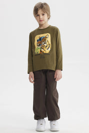 Polera de niño verde militar con estampado de tigre con gafas azules y texto Ready for Adventure Fierce Hunter en el pecho