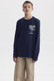 Polera azul oscuro para niño con texto Chill vibes only en el pecho diseño gráfico pequeño en estilo moderno