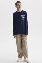 Polera azul oscuro para niño con texto Chill vibes only en el pecho diseño gráfico pequeño en estilo moderno