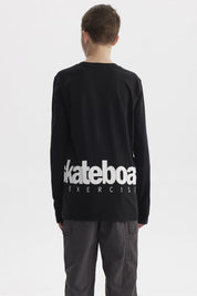 Polera negra de niño con texto blanco skateboard exercise en el pecho estilo casual urbano y manga larga lisa