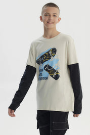 Polera de niño crudo con mangas negras y estampado central de skate estilo urbano