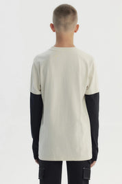 Polera de niño crudo con mangas negras y estampado central de skate estilo urbano
