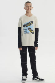 Polera de niño crudo con mangas negras y estampado central de skate estilo urbano