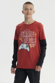 Polera niño ocre con estampado Game Over en el centro con mando de videojuegos en estilo pixelado
