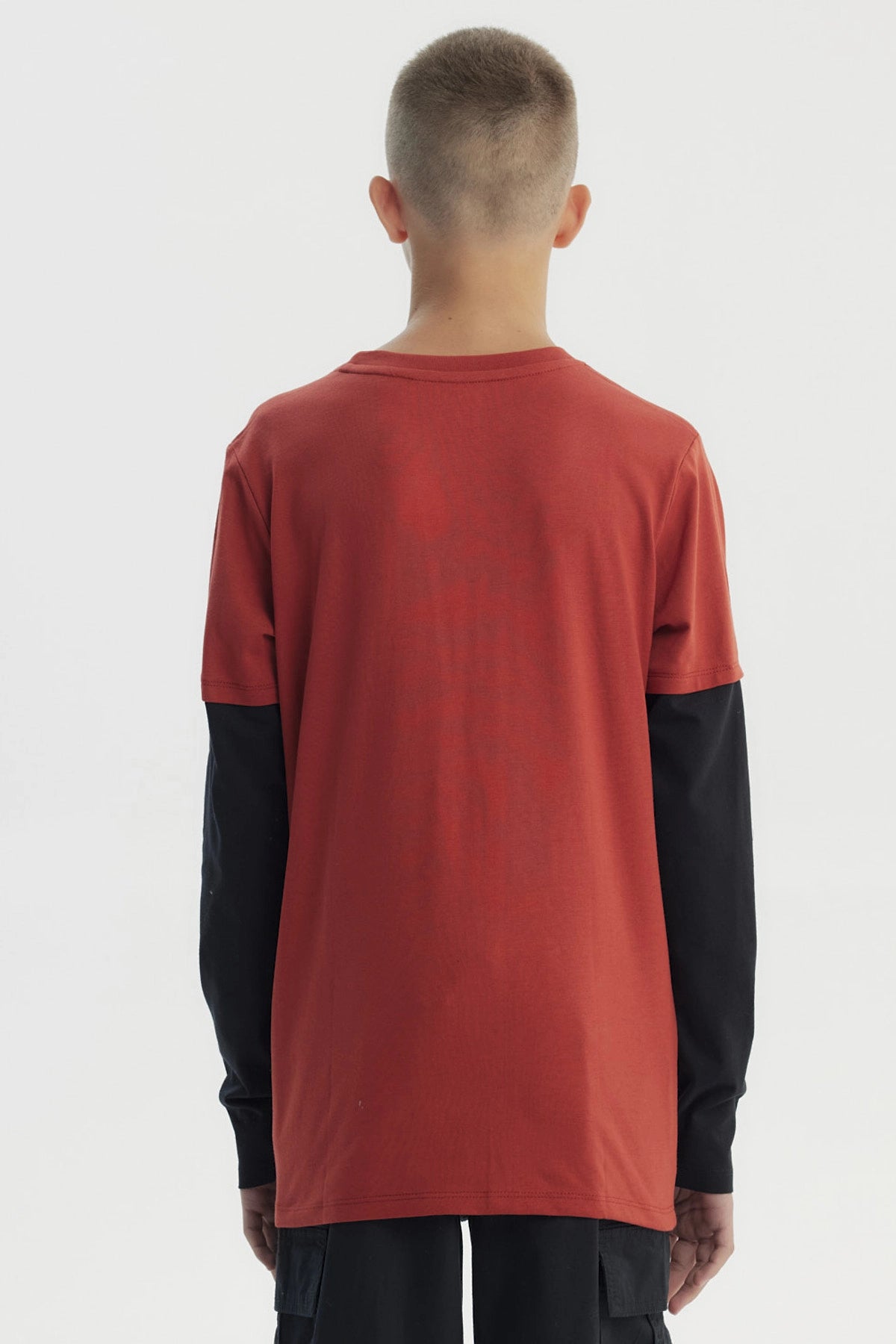 Polera niño ocre con estampado Game Over en el centro con mando de videojuegos en estilo pixelado