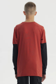 Polera niño ocre con estampado Game Over en el centro con mando de videojuegos en estilo pixelado