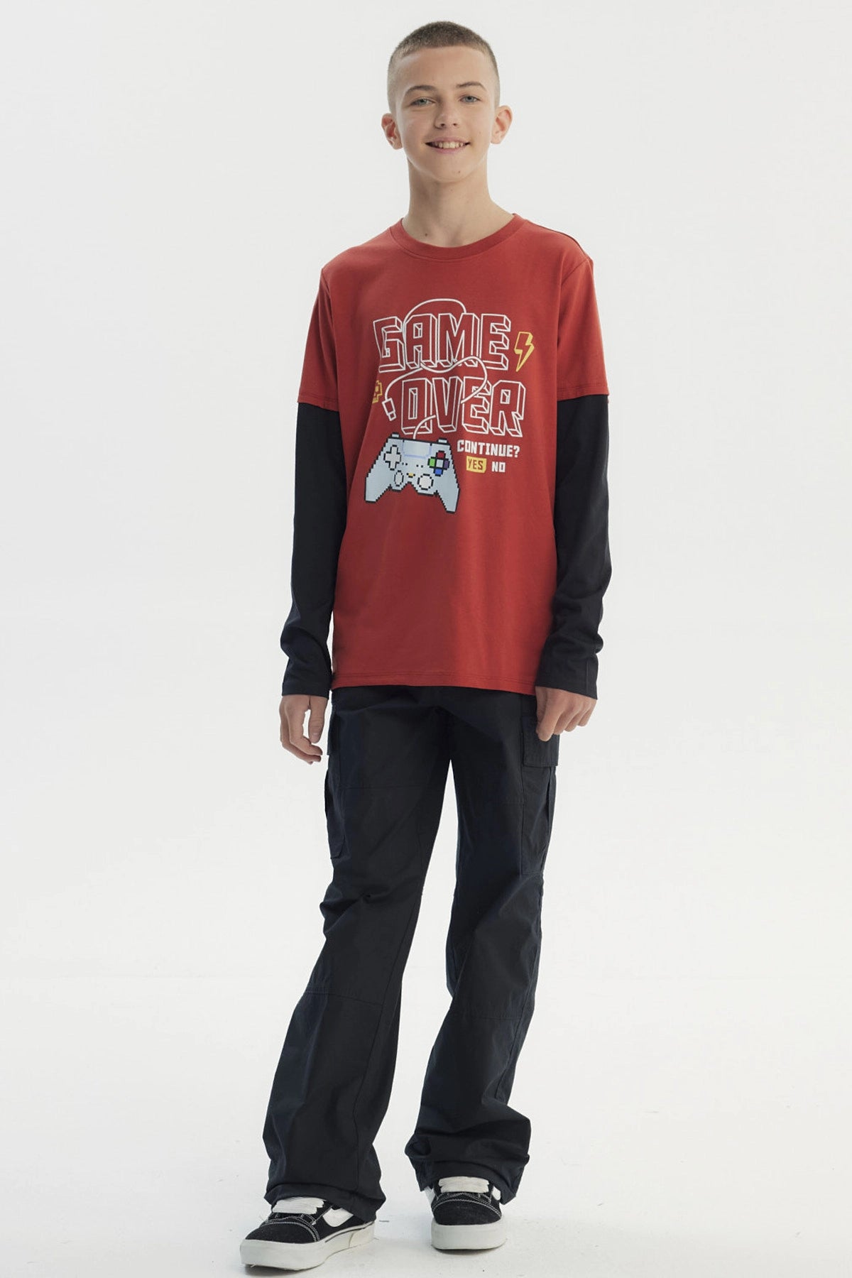 Polera niño ocre con estampado Game Over en el centro con mando de videojuegos en estilo pixelado
