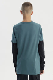Polera niño verde oscuro con estampado central de texto New York 80 Skate Park y patinetas en estilo urbano graffiti