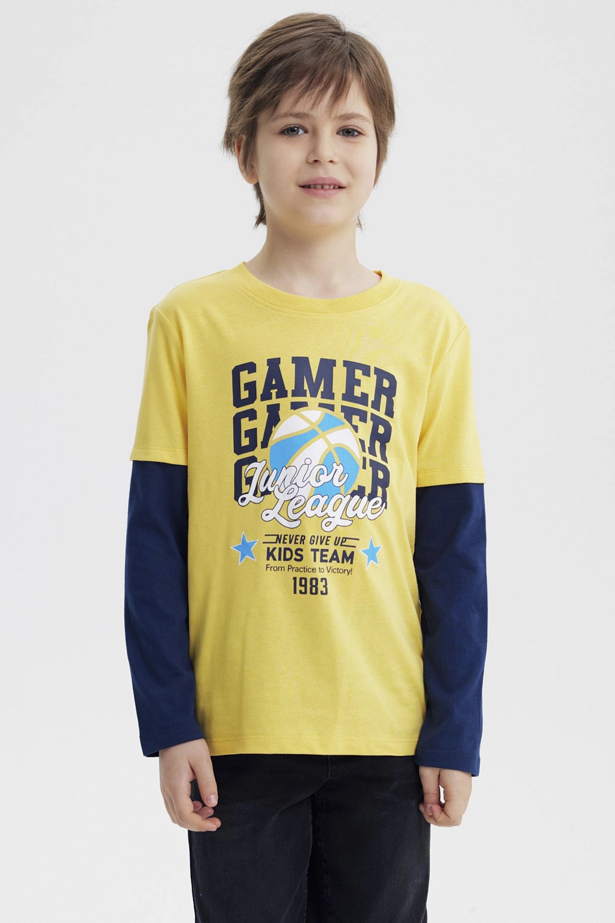 Polera amarilla para niño con mangas largas azul marino y estampado de balón de baloncesto Junior League en el pecho