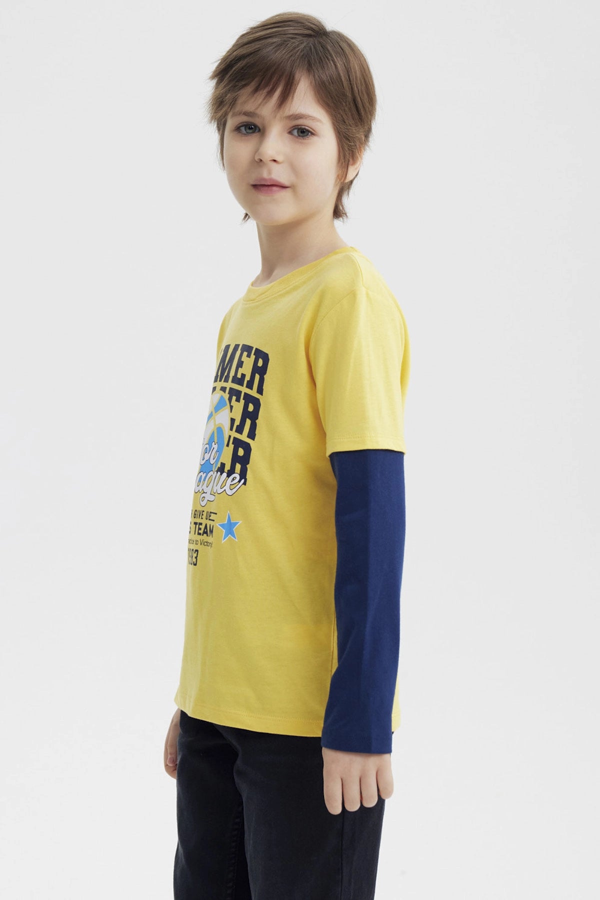 Polera amarilla para niño con mangas largas azul marino y estampado de balón de baloncesto Junior League en el pecho