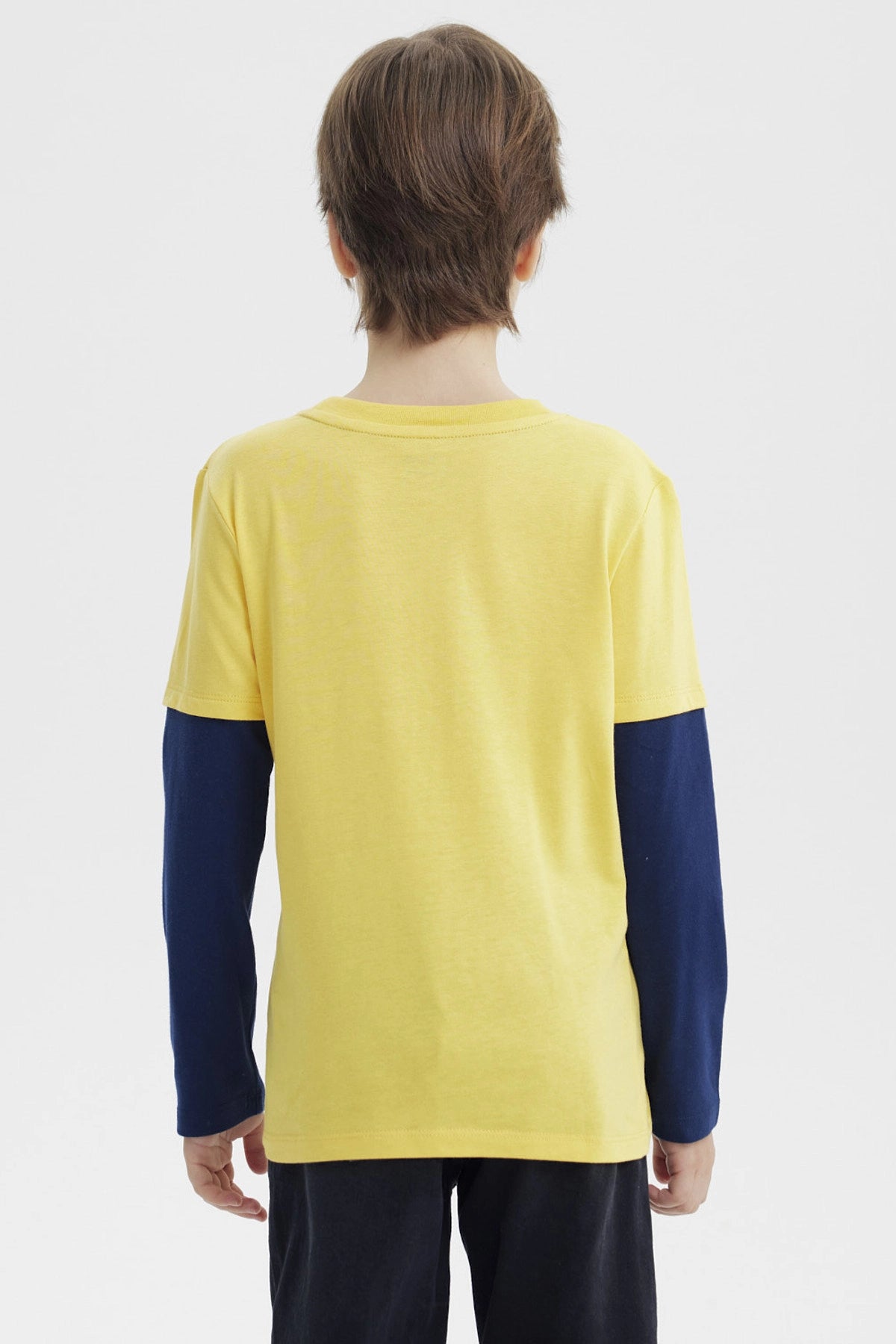 Polera amarilla para niño con mangas largas azul marino y estampado de balón de baloncesto Junior League en el pecho