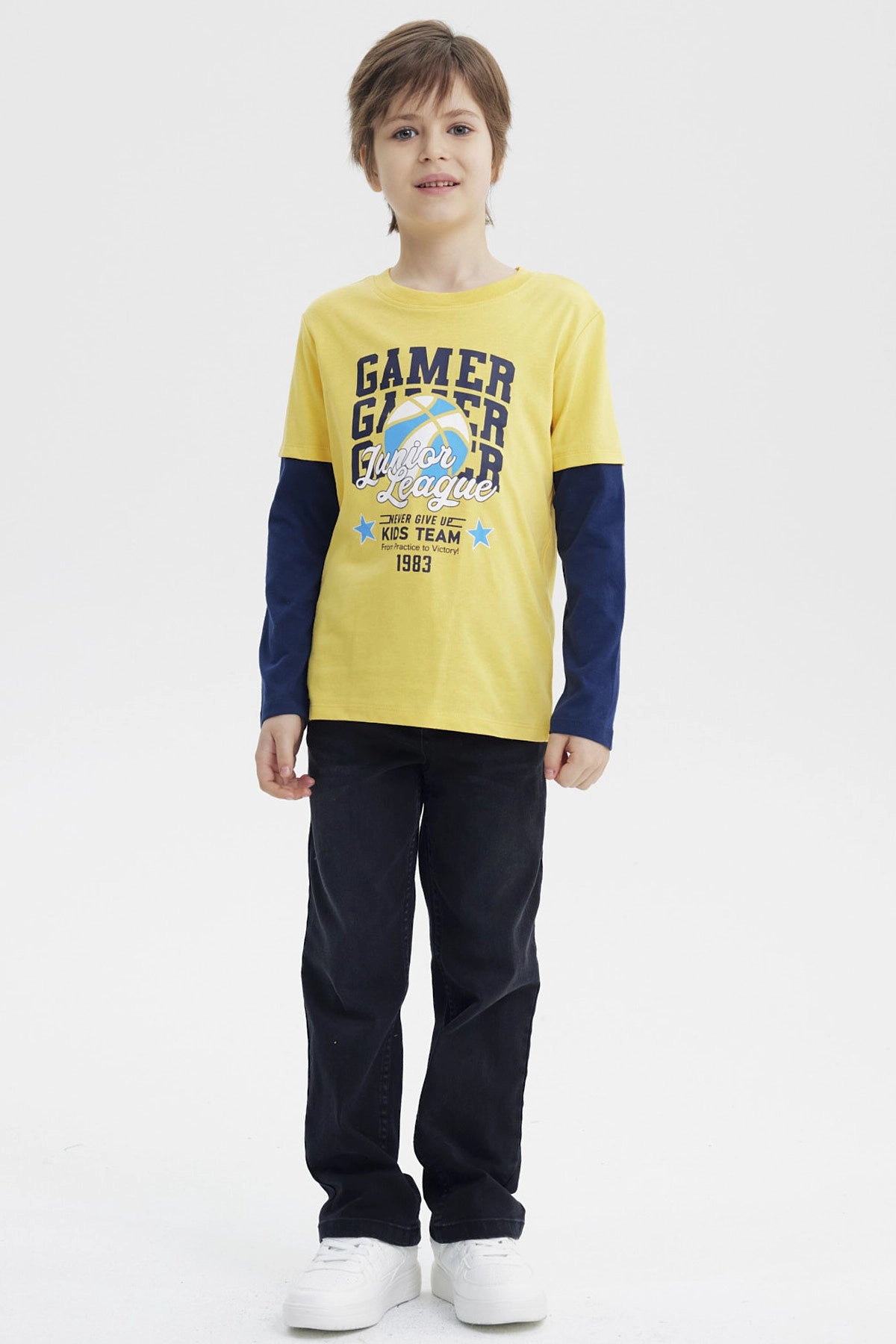 Polera amarilla para niño con mangas largas azul marino y estampado de balón de baloncesto Junior League en el pecho