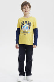 Polera amarilla para niño con mangas largas azul marino y estampado de balón de baloncesto Junior League en el pecho