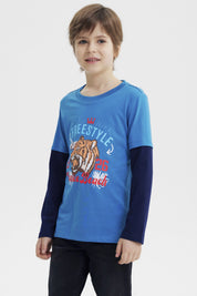 Polera azul petróleo para niño con diseño de tigre en el pecho estilo gráfico y texto Venice Beach