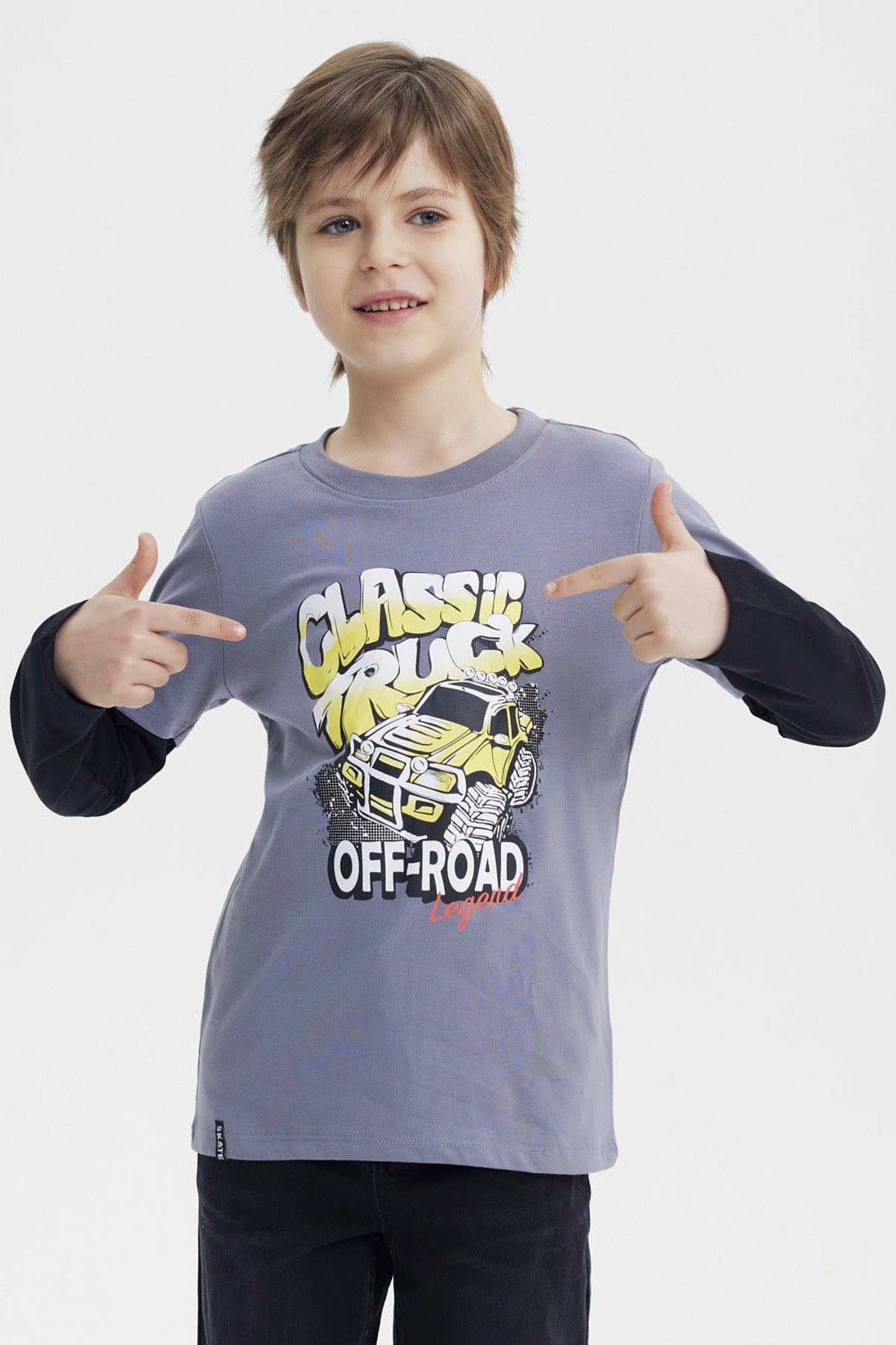 Polera niño gris con estampado grande de camioneta amarilla y texto Classic Truck Off-Road Legend en el frente