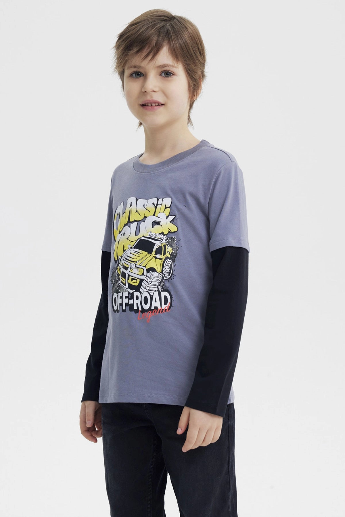 Polera niño gris con estampado grande de camioneta amarilla y texto Classic Truck Off-Road Legend en el frente