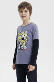 Polera niño gris con estampado grande de camioneta amarilla y texto Classic Truck Off-Road Legend en el frente