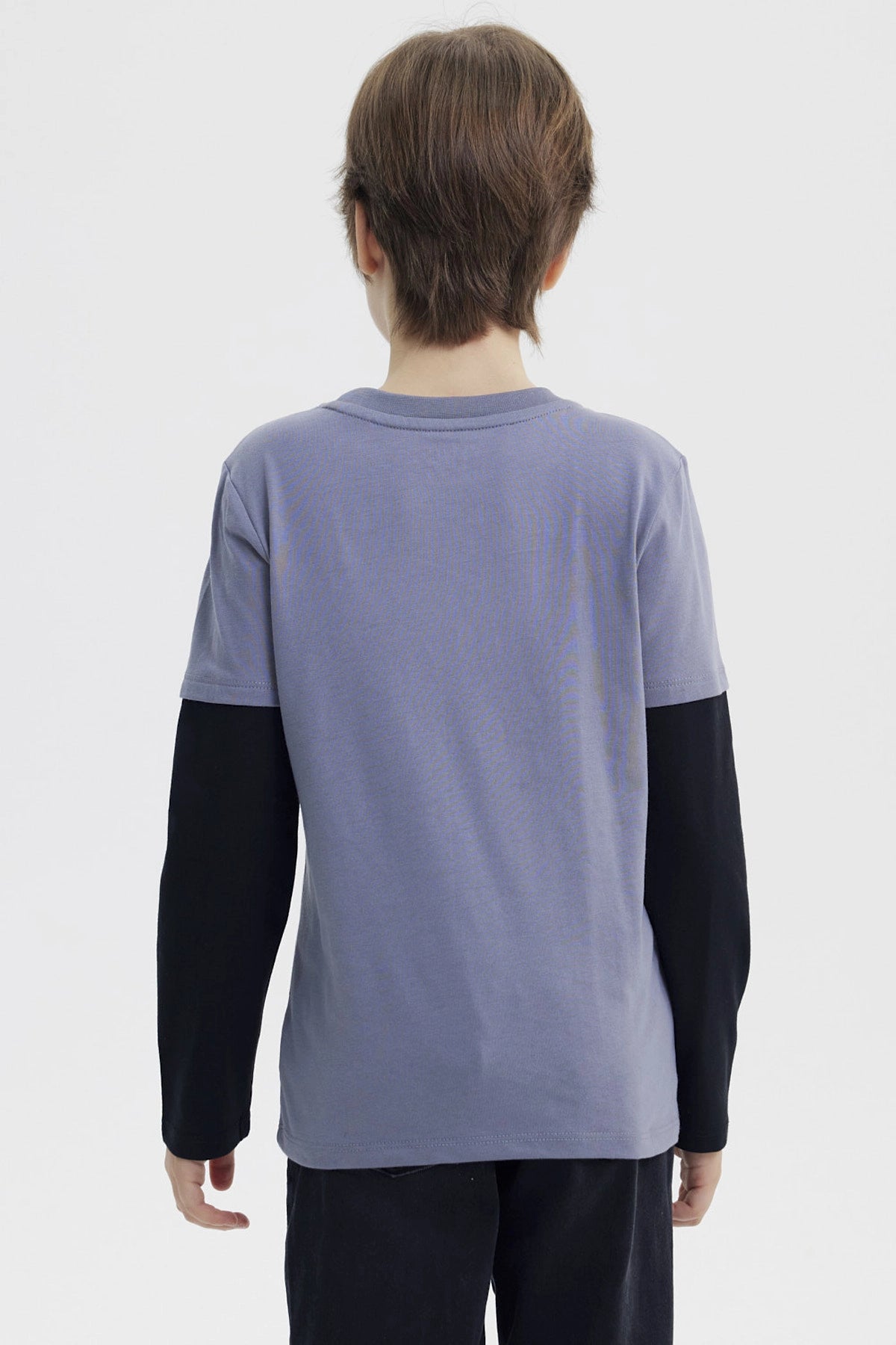 Polera niño gris con estampado grande de camioneta amarilla y texto Classic Truck Off-Road Legend en el frente