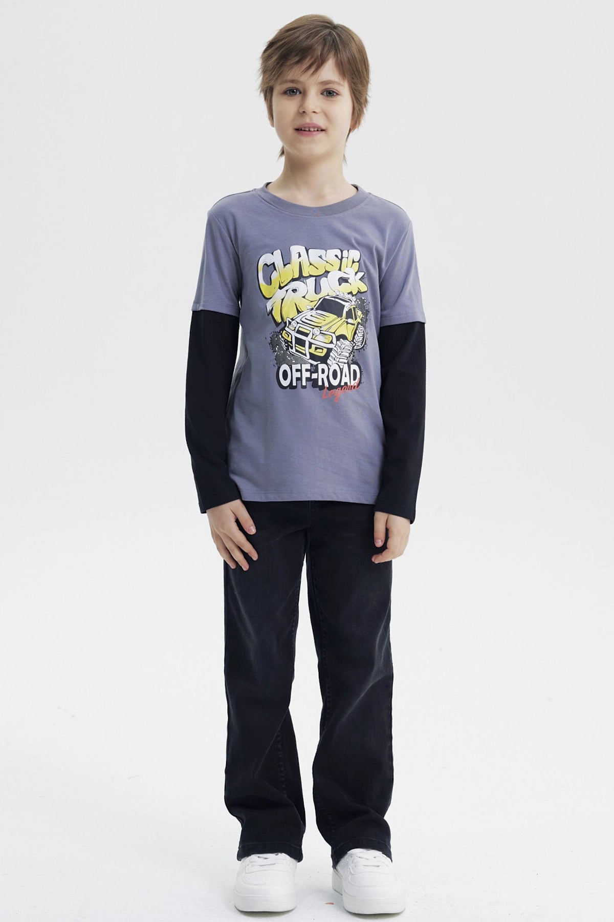 Polera niño gris con estampado grande de camioneta amarilla y texto Classic Truck Off-Road Legend en el frente