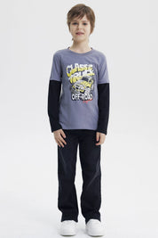 Polera niño gris con estampado grande de camioneta amarilla y texto Classic Truck Off-Road Legend en el frente