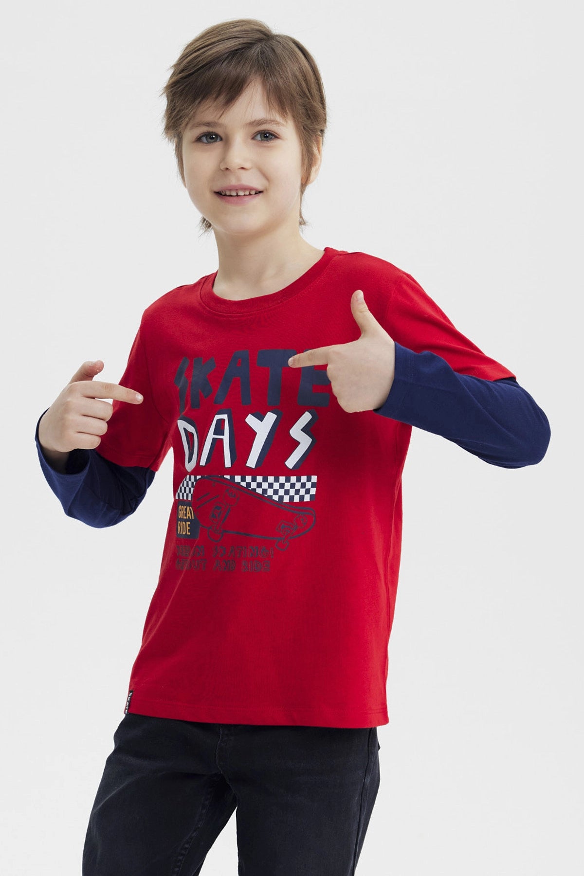 Polera niño roja con diseño de texto Skate Days y dibujo de patineta en el pecho estilo gráfico casual y moderno