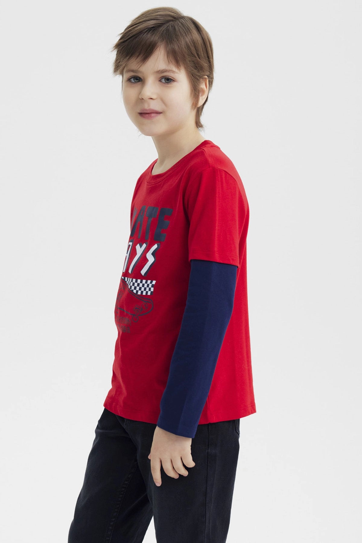 Polera niño roja con diseño de texto Skate Days y dibujo de patineta en el pecho estilo gráfico casual y moderno