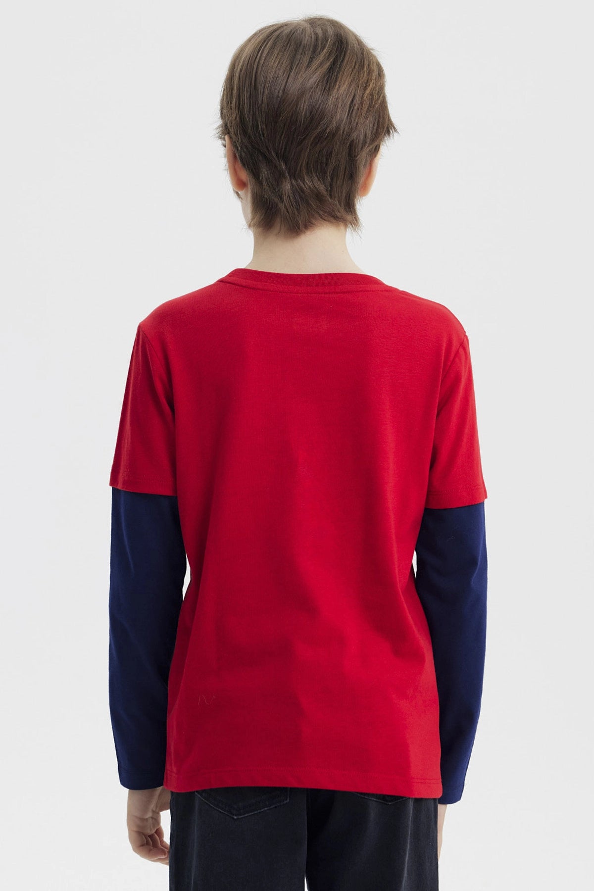 Polera niño roja con diseño de texto Skate Days y dibujo de patineta en el pecho estilo gráfico casual y moderno