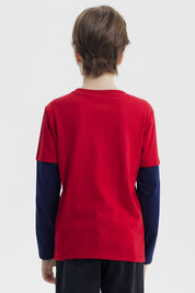 Polera niño roja con diseño de texto Skate Days y dibujo de patineta en el pecho estilo gráfico casual y moderno