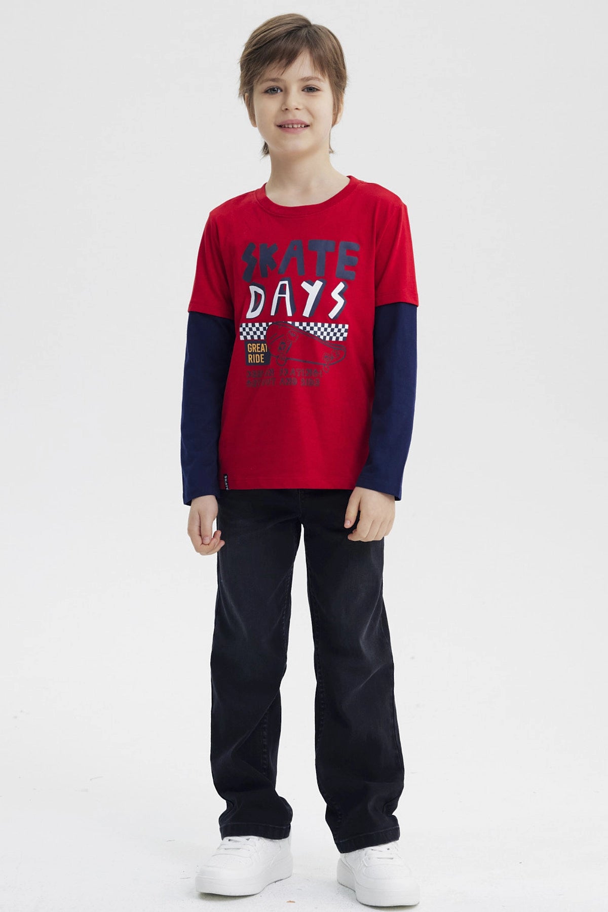 Polera niño roja con diseño de texto Skate Days y dibujo de patineta en el pecho estilo gráfico casual y moderno