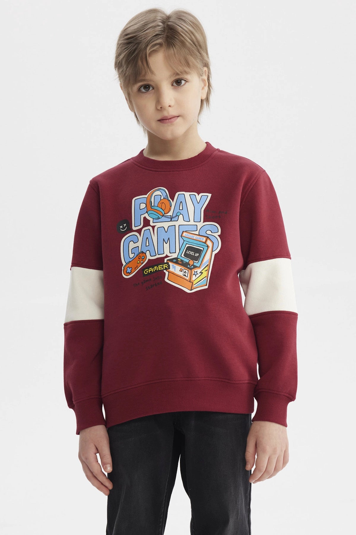 Polerón burdeo para niño con estampado grande de videojuegos al frente letras PLAY GAMES en azul y detalles gráficos coloridos