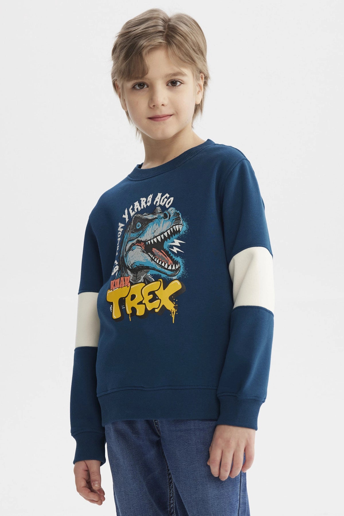 Polerón niño slim petróleo oscuro con estampa de T-Rex rugiendo al frente estilo cómic con texto "T-REX" en amarillo