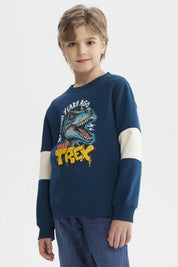 Polerón niño slim petróleo oscuro con estampa de T-Rex rugiendo al frente estilo cómic con texto "T-REX" en amarillo