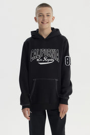 Polerón niño negro con capucha y texto California Los Angeles en el pecho estilo universitario casual sin estampa adicional